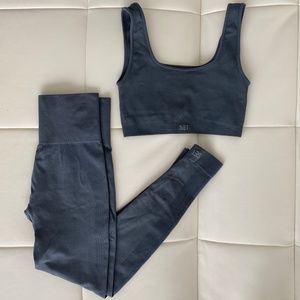 SET ACTIVE SCULPTFLEX MATCHING BRA AND LEGGINGS.
